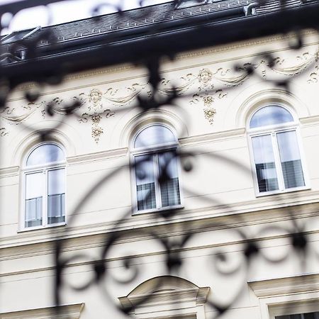 City Center Apartment With Balcony Budapest Bagian luar foto
