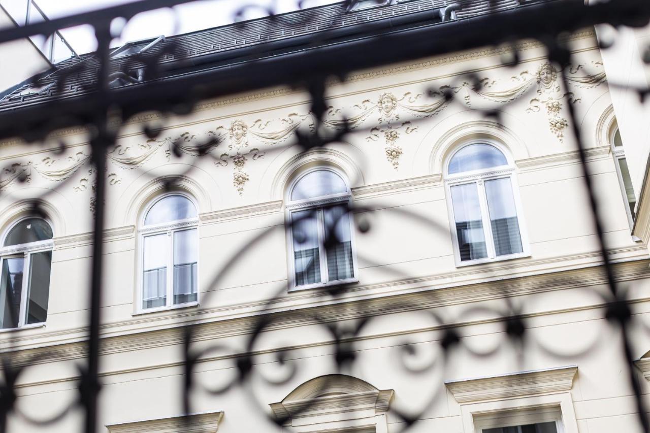 City Center Apartment With Balcony Budapest Bagian luar foto