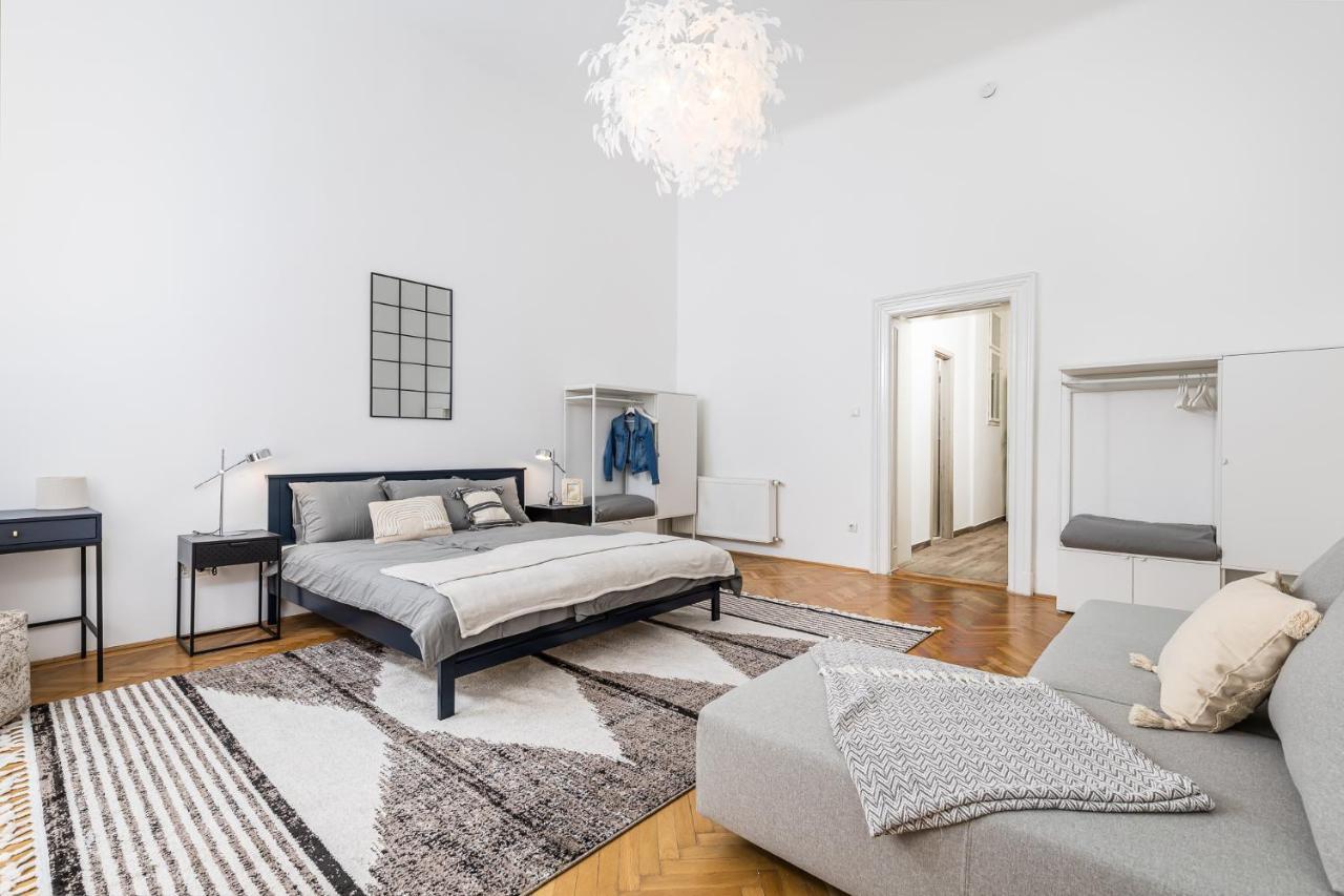 City Center Apartment With Balcony Budapest Bagian luar foto