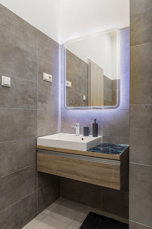 City Center Apartment With Balcony Budapest Bagian luar foto