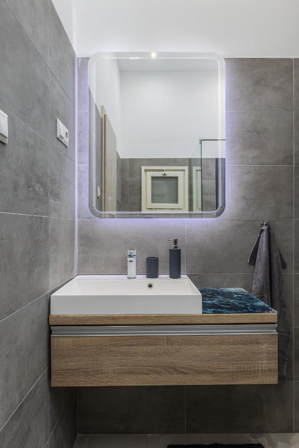 City Center Apartment With Balcony Budapest Bagian luar foto
