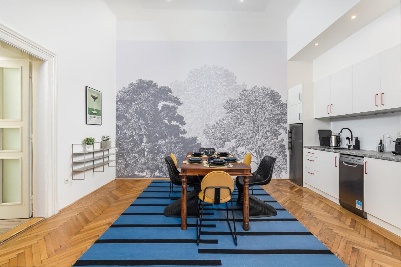 City Center Apartment With Balcony Budapest Bagian luar foto