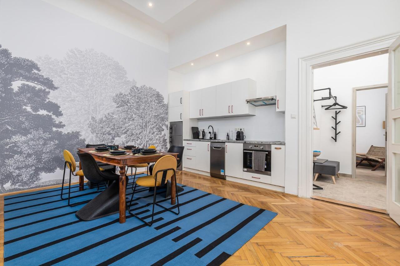 City Center Apartment With Balcony Budapest Bagian luar foto