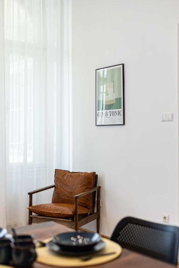 City Center Apartment With Balcony Budapest Bagian luar foto