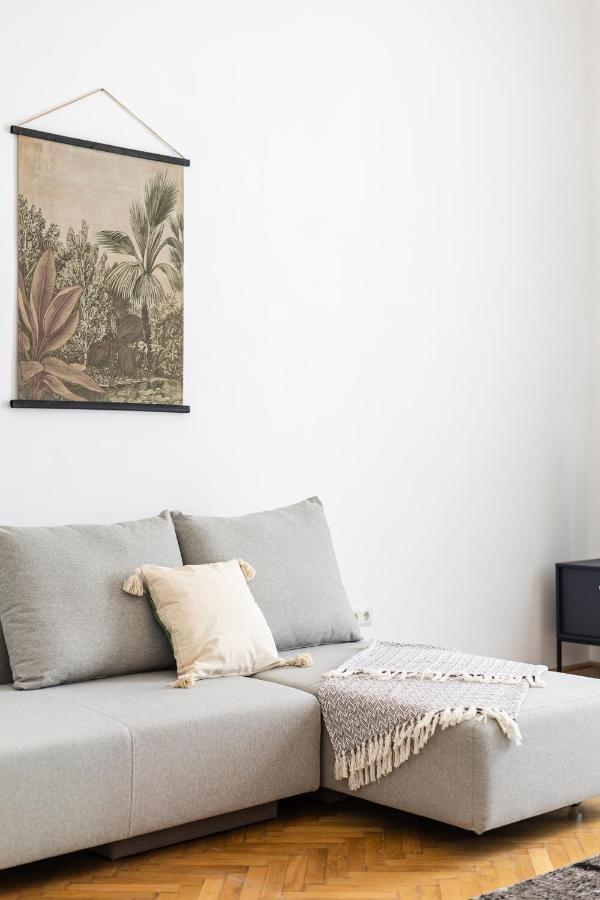 City Center Apartment With Balcony Budapest Bagian luar foto